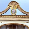 Антикварна кутова вітрина