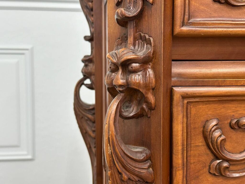 Антикварний комод