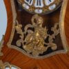 Антикварний годинник на постаменті