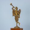 Антикварний годинник на постаменті