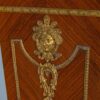 Антикварний годинник на постаменті