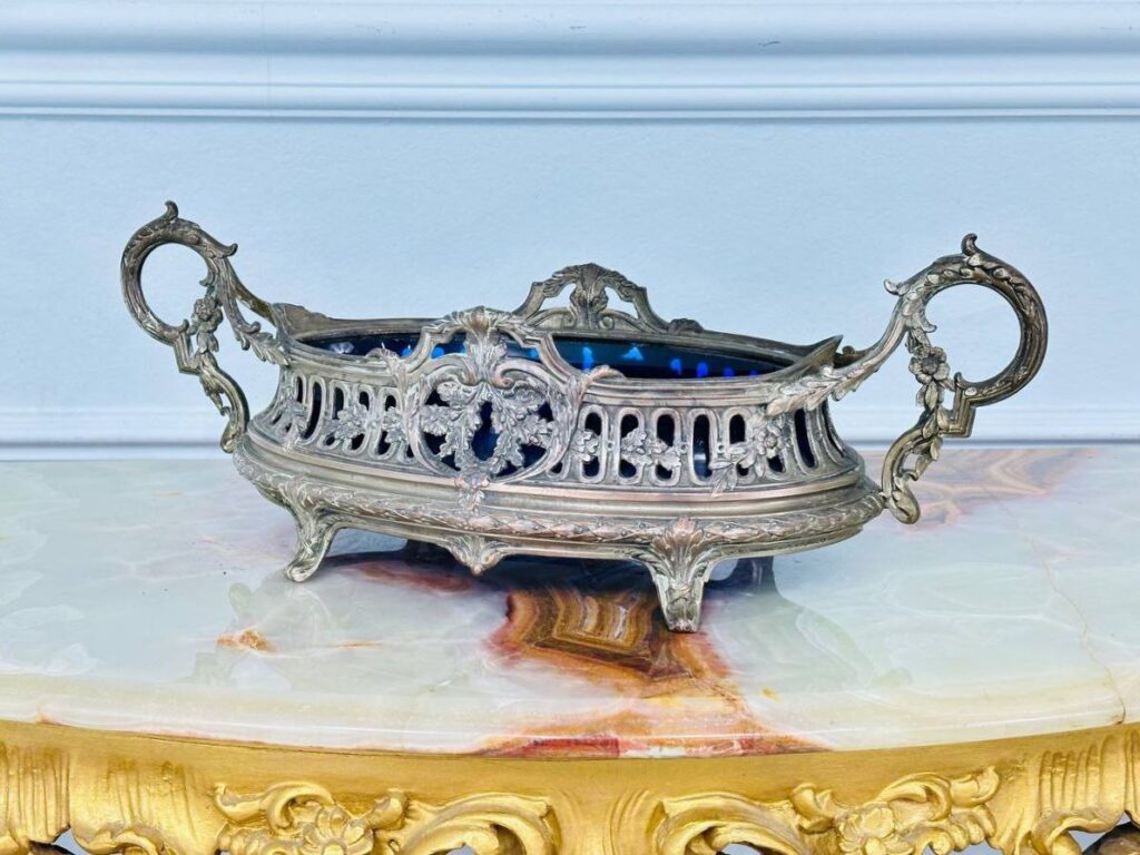 Антикварна жардиньєрка