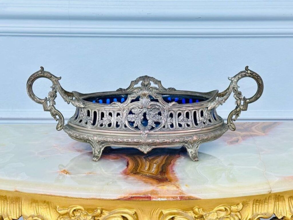 Антикварна жардиньєрка