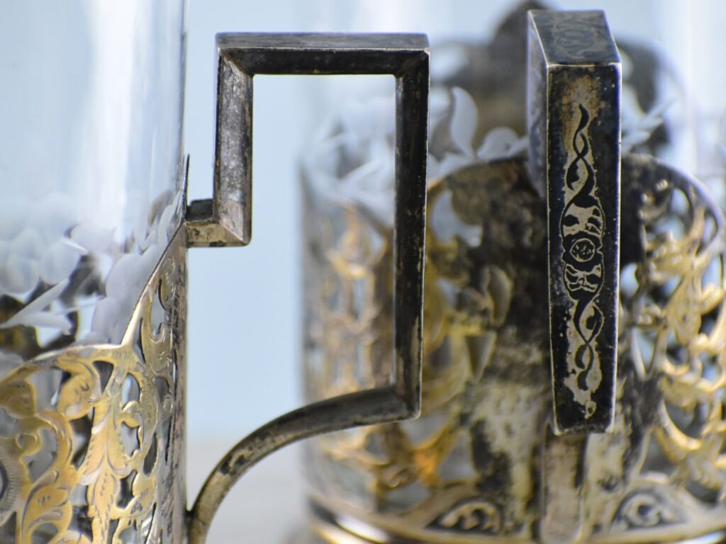Срібні підсклянники зі склянками