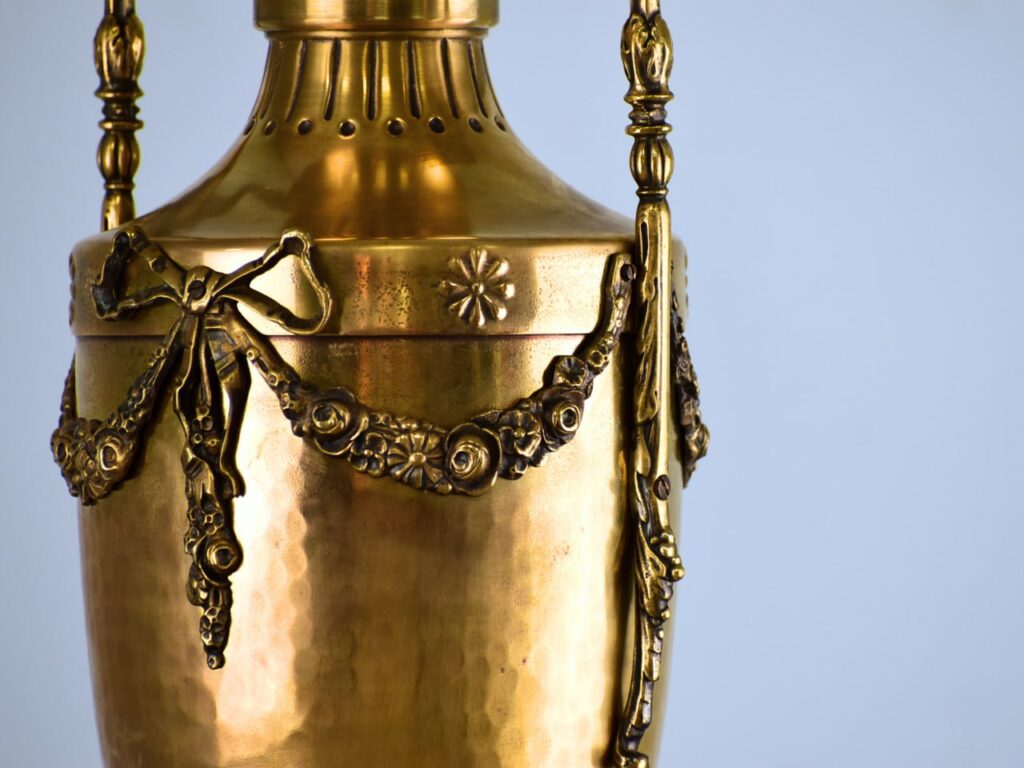 Антикварна ваза у стилі Людовика XVI