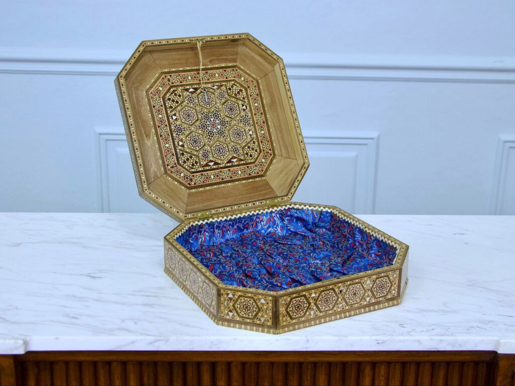 Антикварна шкатулка з мозаїкою