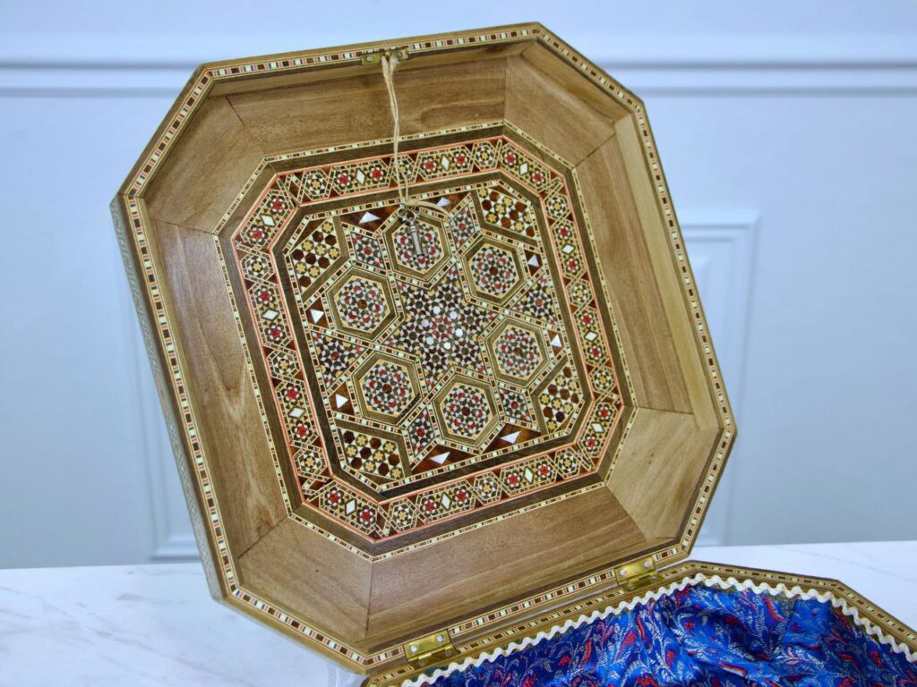 Антикварна шкатулка з мозаїкою