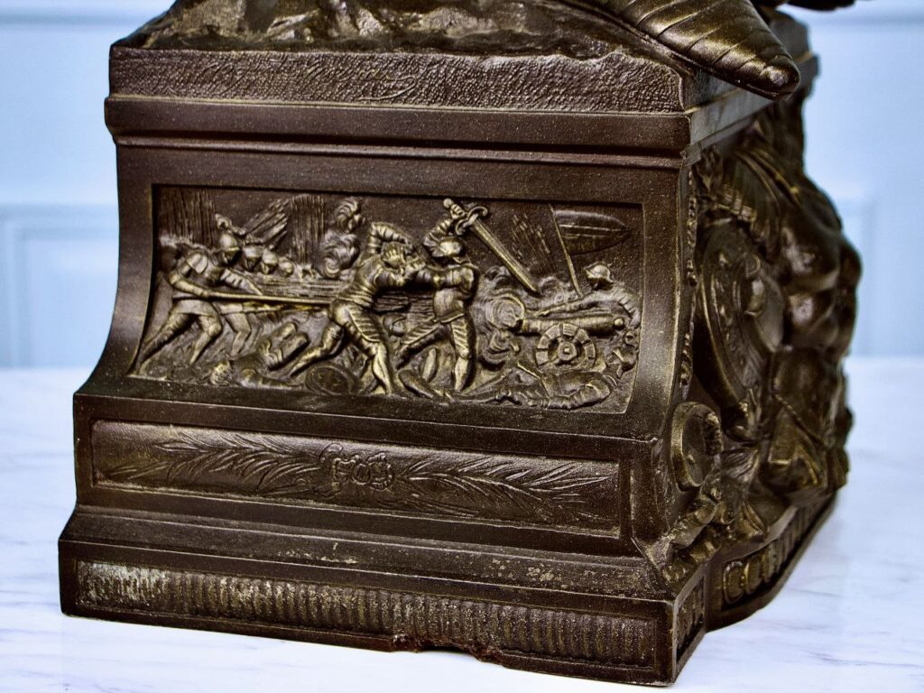 Антикварна шпіатрова скульптура «Лицар»