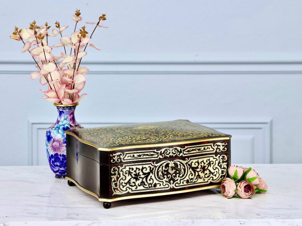Антикварна шкатулка в стилі Буль (Boulle)