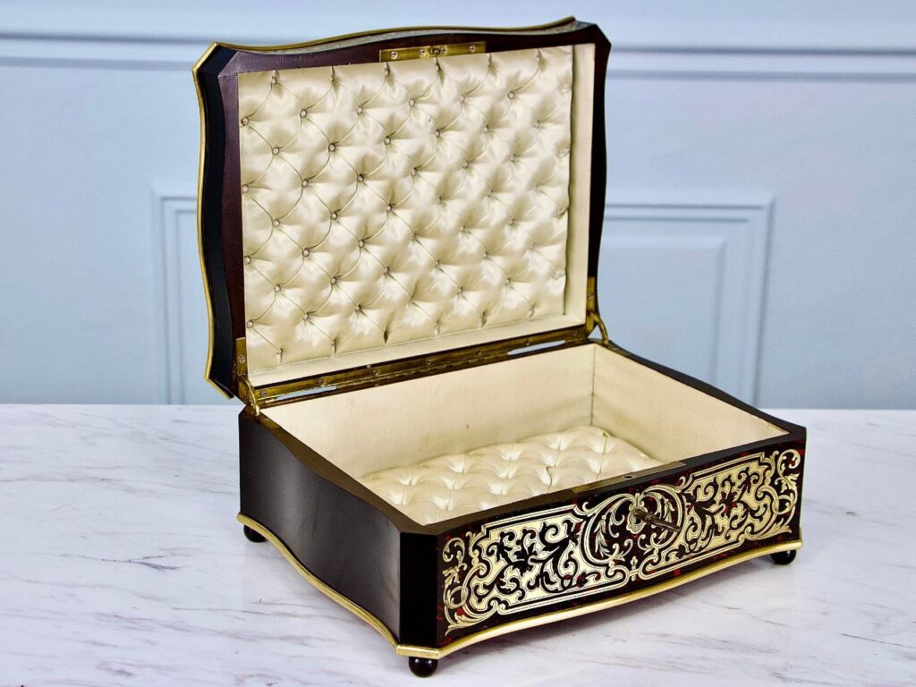 Антикварна шкатулка в стилі Буль (Boulle)
