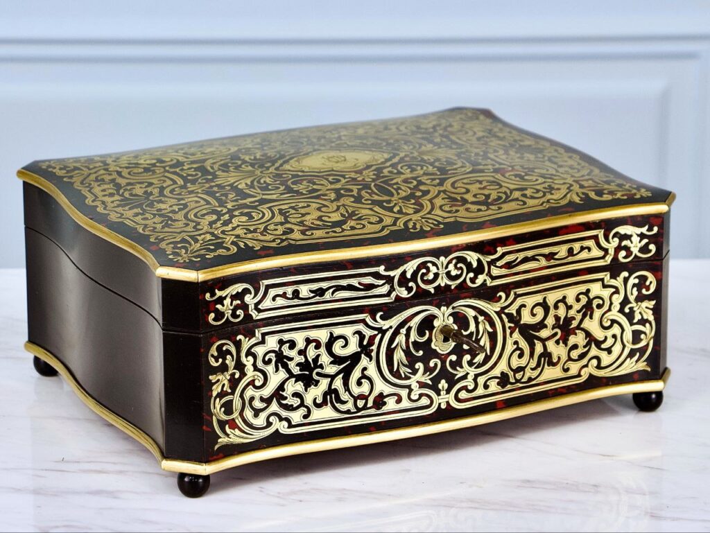 Антикварна шкатулка в стилі Буль (Boulle)
