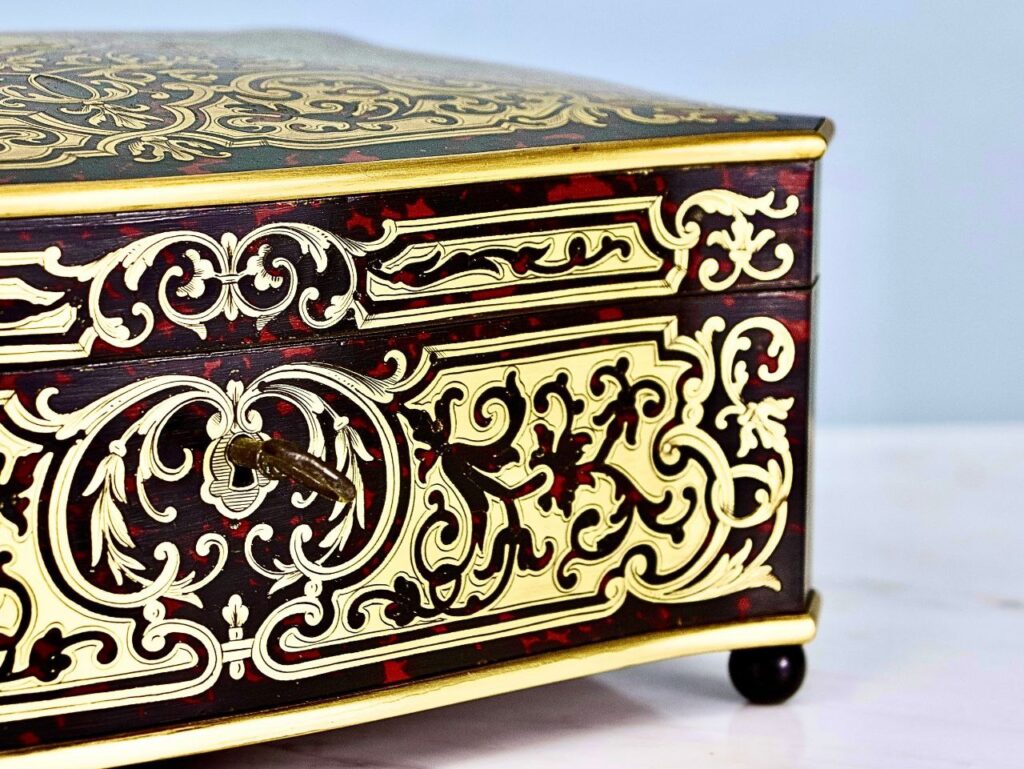 Антикварна шкатулка в стилі Буль (Boulle)