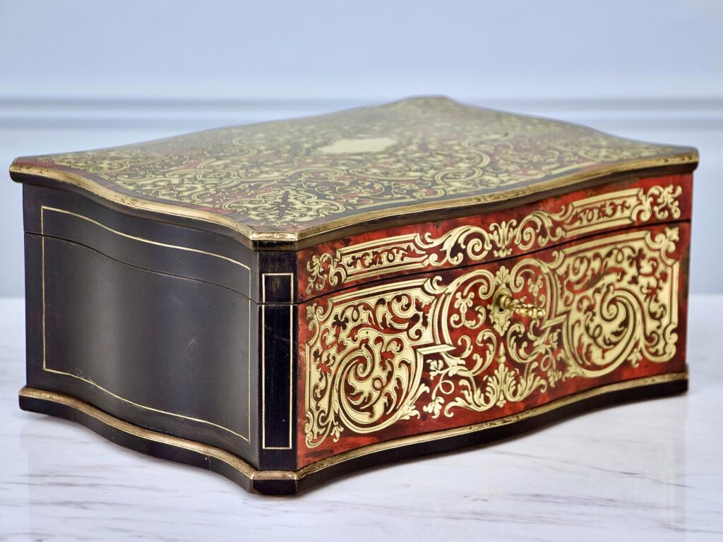 Антикварна шкатулка у стилі Буль (Boulle)