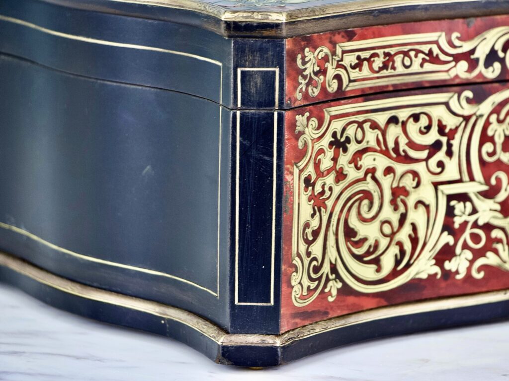 Антикварна шкатулка у стилі Буль (Boulle)