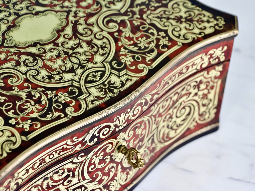 Антикварна шкатулка у стилі Буль (Boulle)