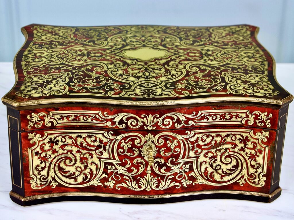 Антикварна шкатулка у стилі Буль (Boulle)