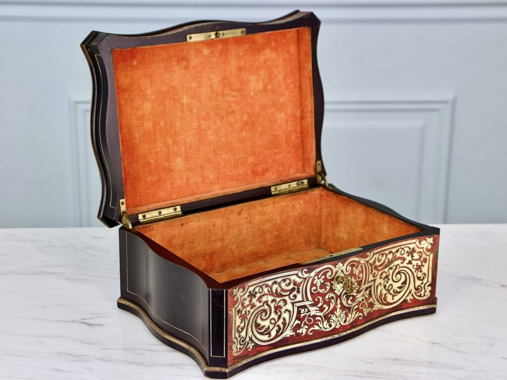 Антикварна шкатулка у стилі Буль (Boulle)