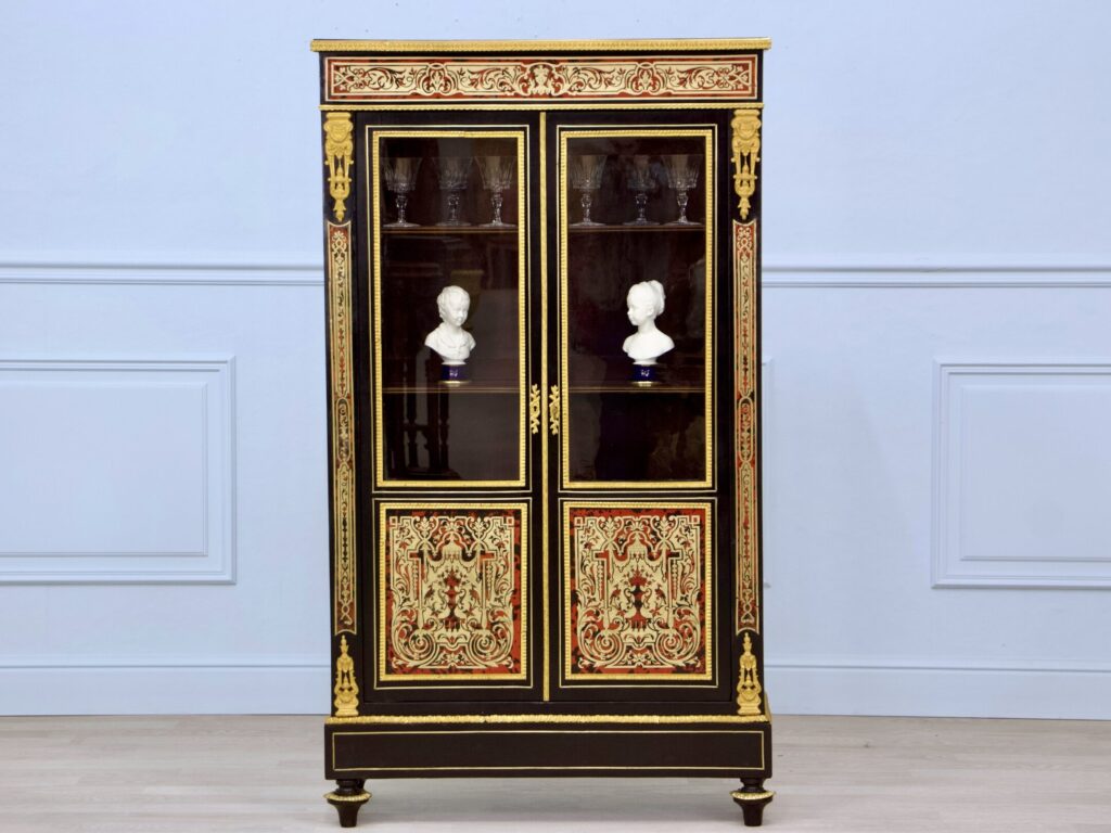 Антикварна вітрина в стилі Буль (Boulle)