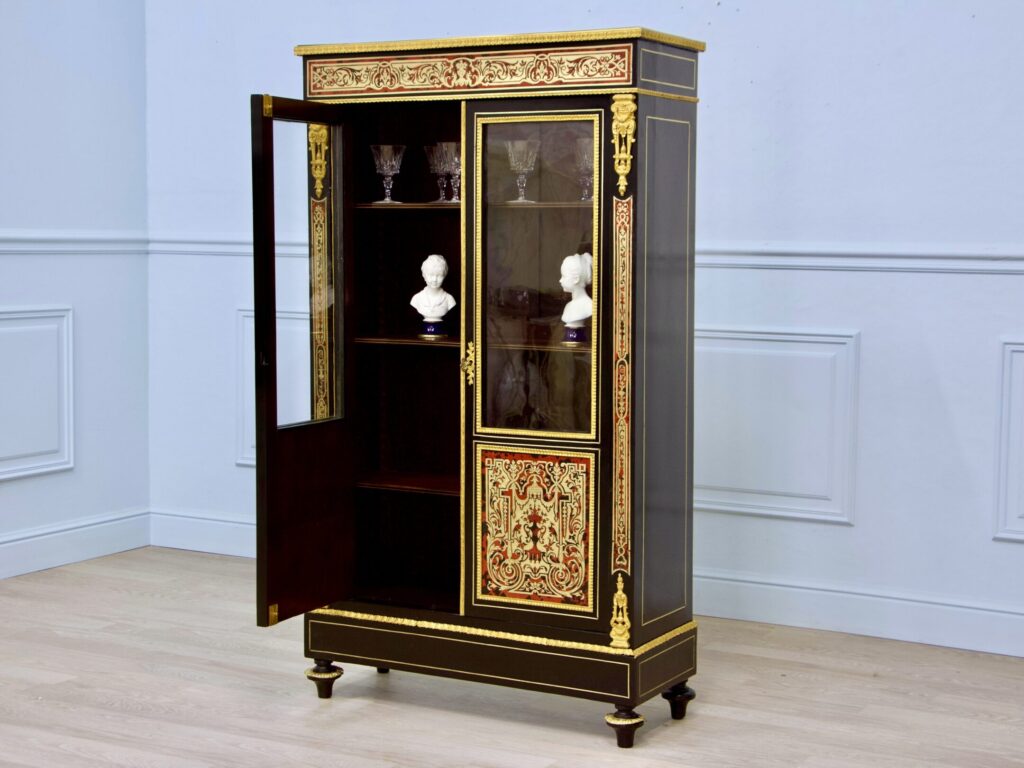 Антикварна вітрина в стилі Буль (Boulle)