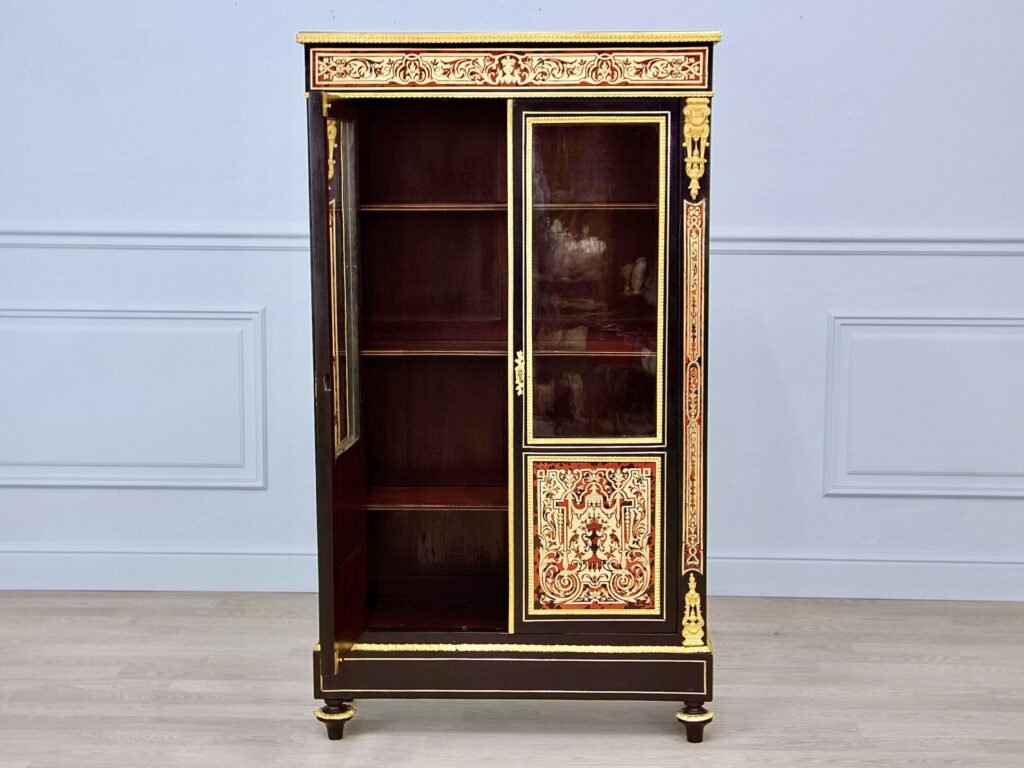 Антикварна вітрина в стилі Буль (Boulle)