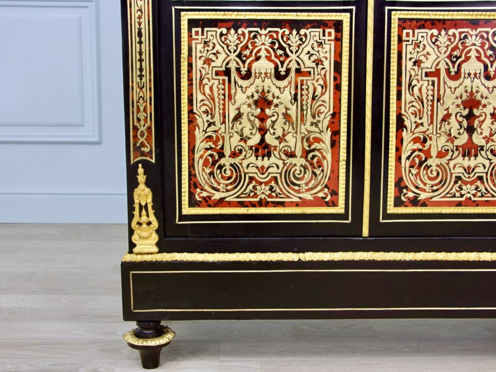Антикварна вітрина в стилі Буль (Boulle)