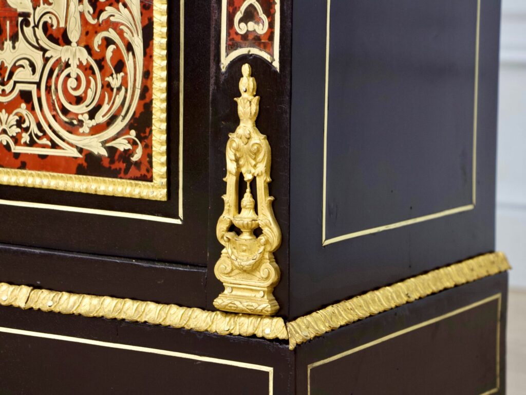 Антикварна вітрина в стилі Буль (Boulle)