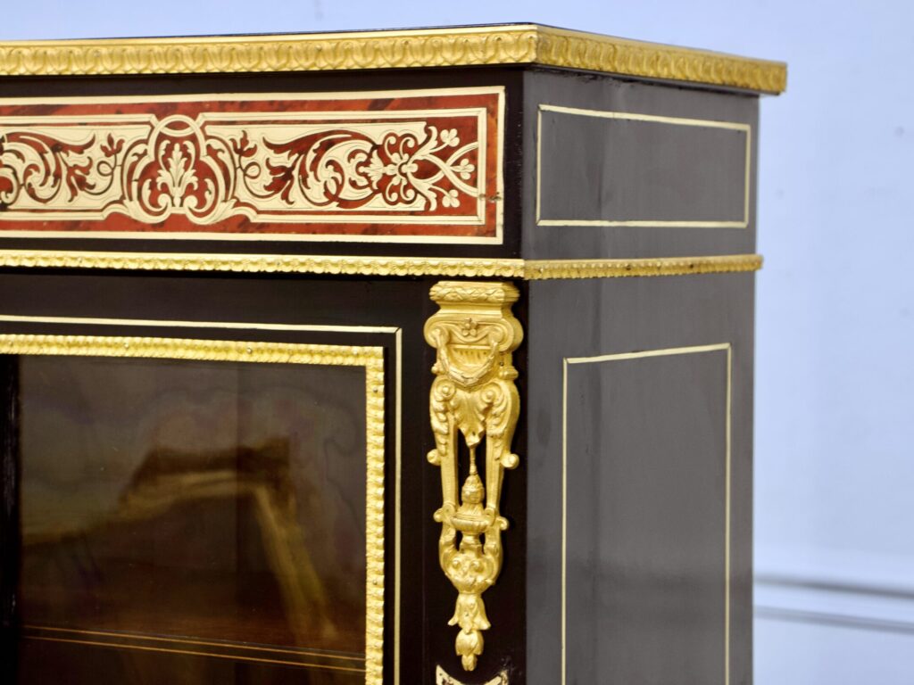 Антикварна вітрина в стилі Буль (Boulle)