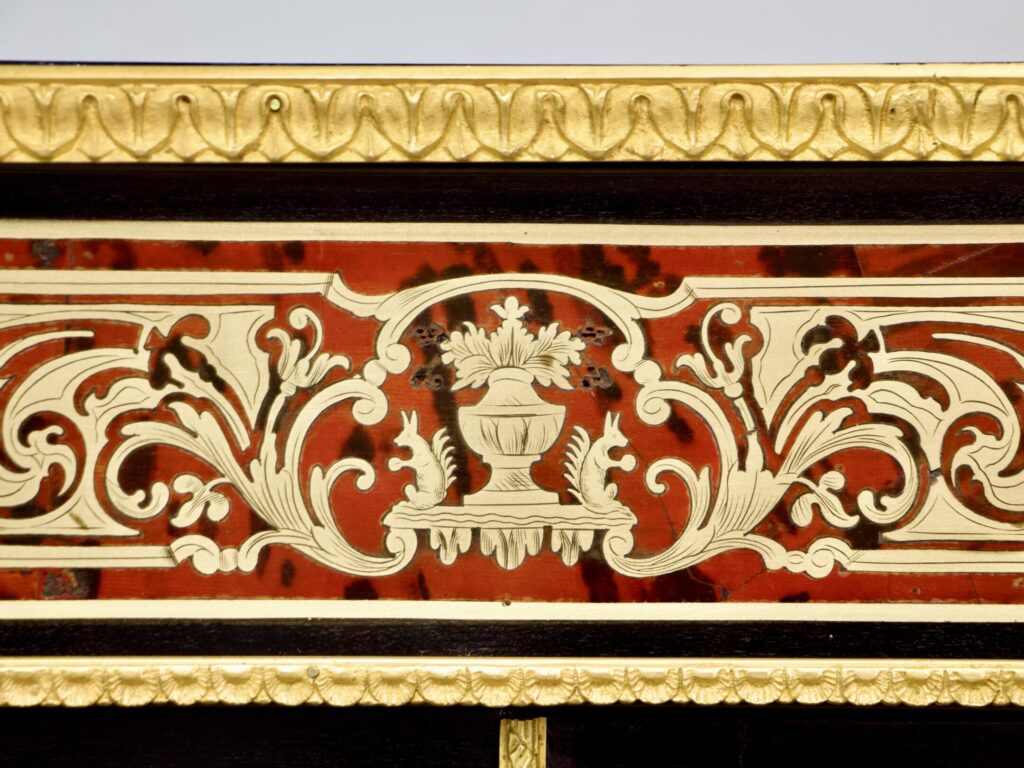Антикварна вітрина в стилі Буль (Boulle)