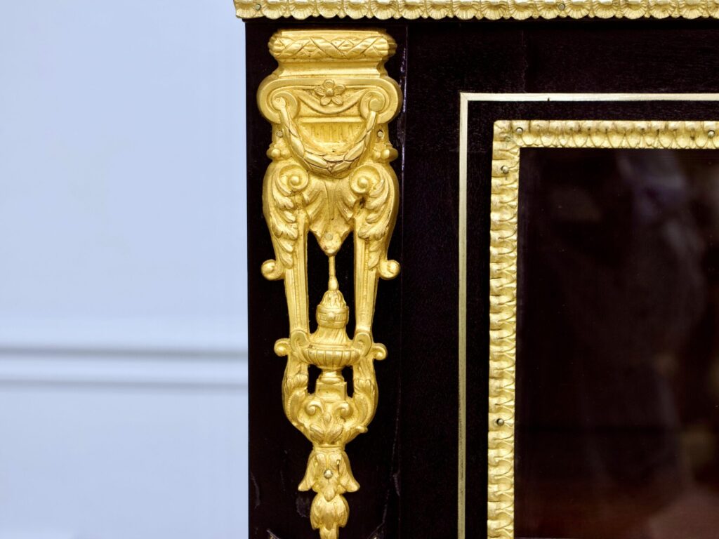 Антикварна вітрина в стилі Буль (Boulle)