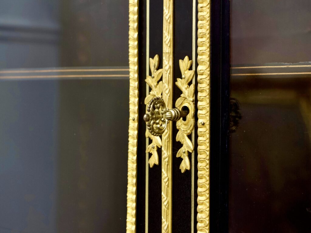 Антикварна вітрина в стилі Буль (Boulle)
