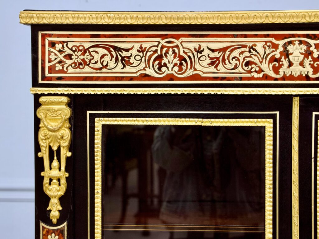 Антикварна вітрина в стилі Буль (Boulle)
