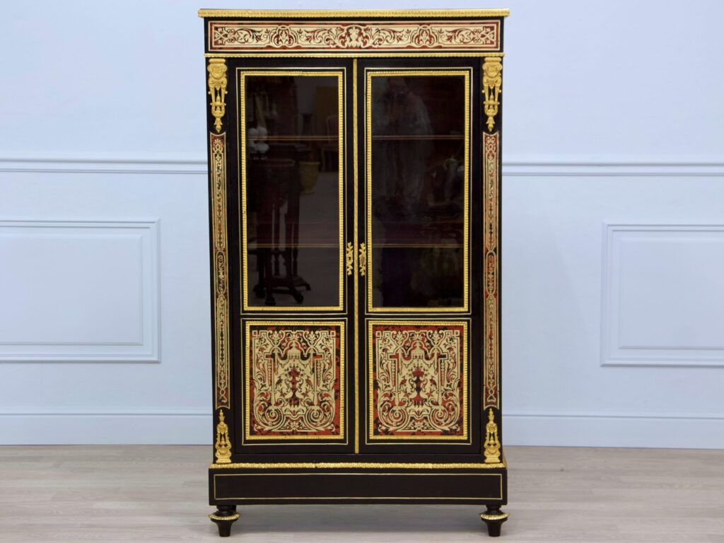 Антикварна вітрина в стилі Буль (Boulle)