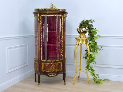 Антикварна вітрина з розписом у стилі Vernis Martin
