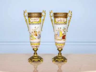 Пара антикварних порцелянових ваз