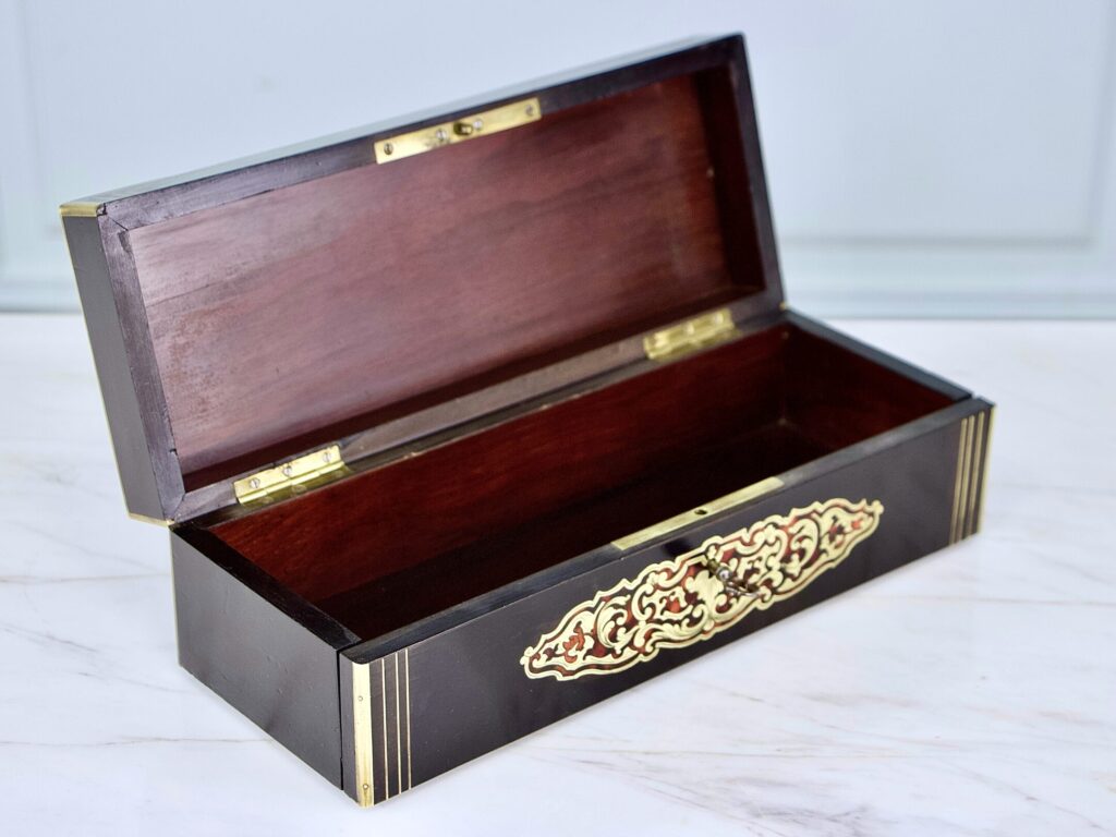 Антикварна шкатулка в стилі Буль (Boulle)