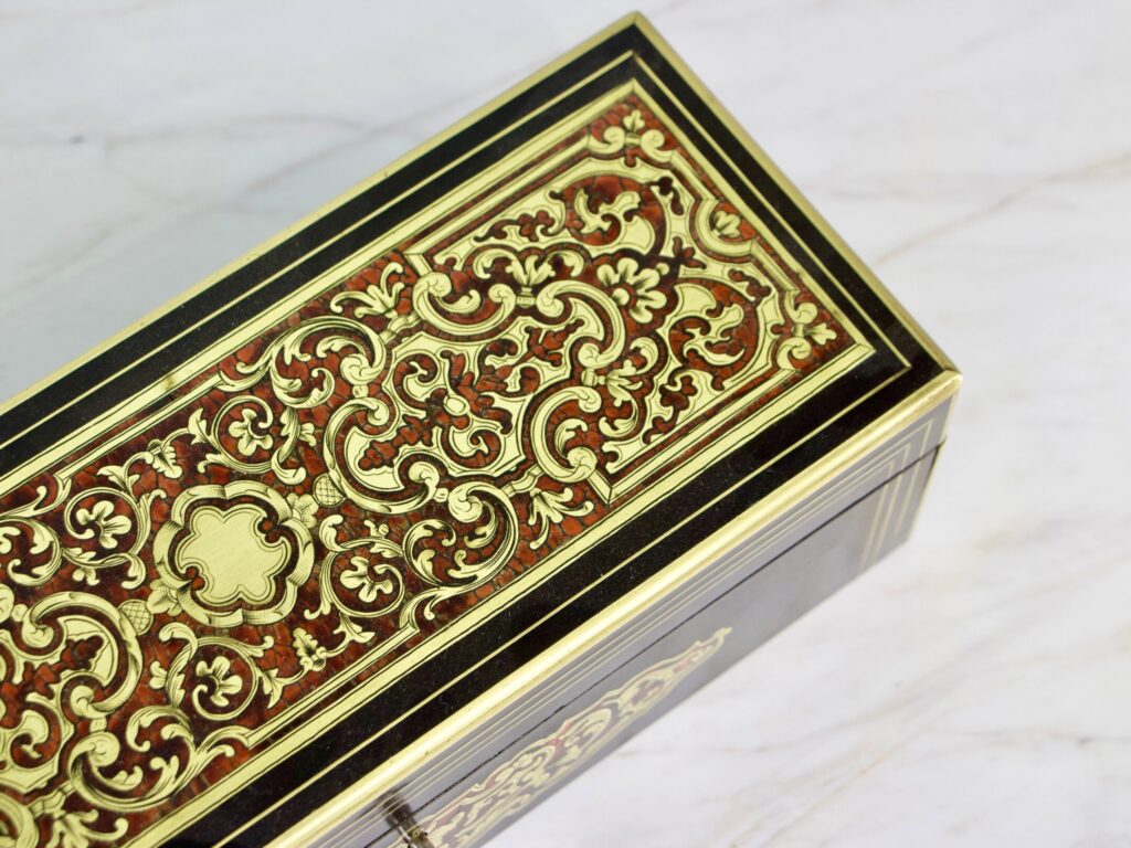 Антикварна шкатулка в стилі Буль (Boulle)