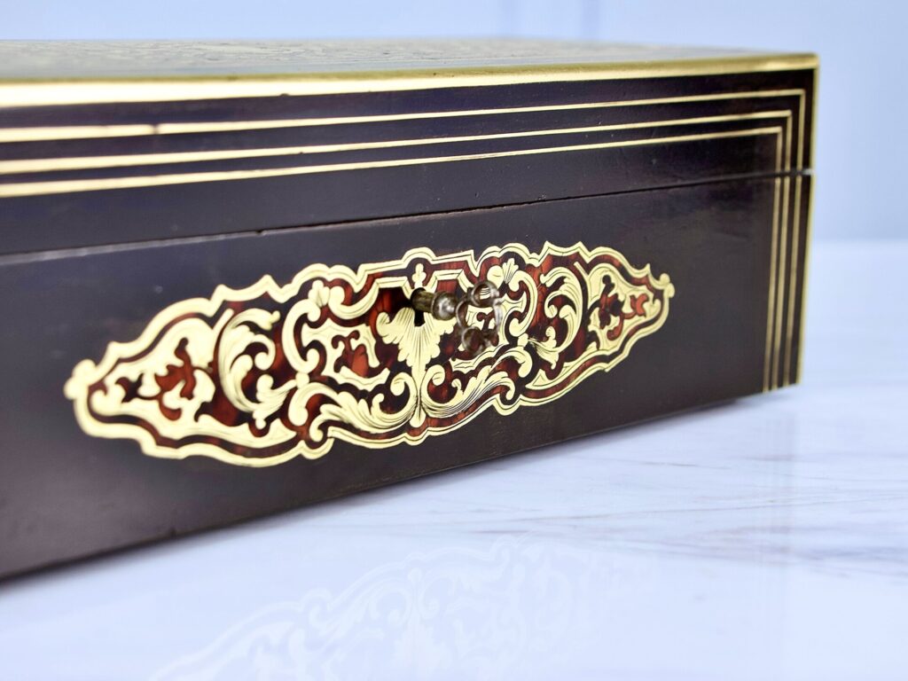 Антикварна шкатулка в стилі Буль (Boulle)