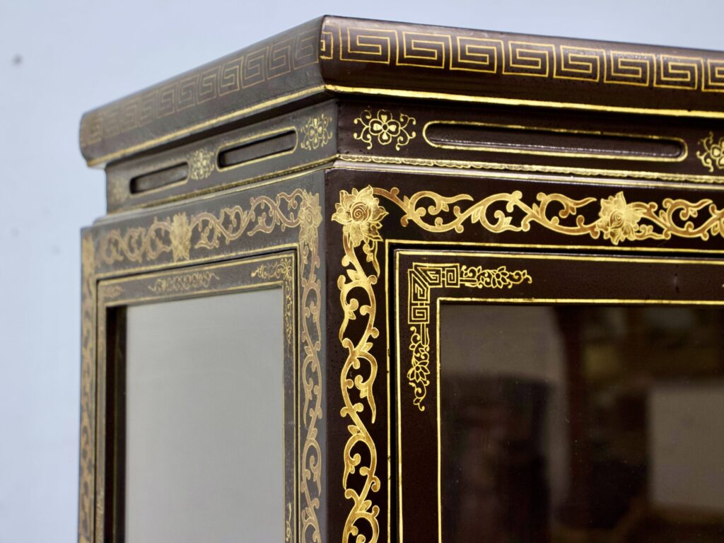 Вінтажна вітрина у стилі Шинуазрі