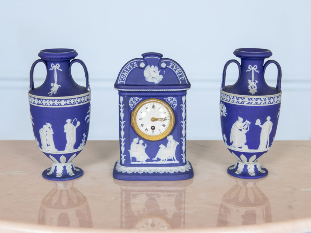 Антикварний годинник з вазами Wedgwood
