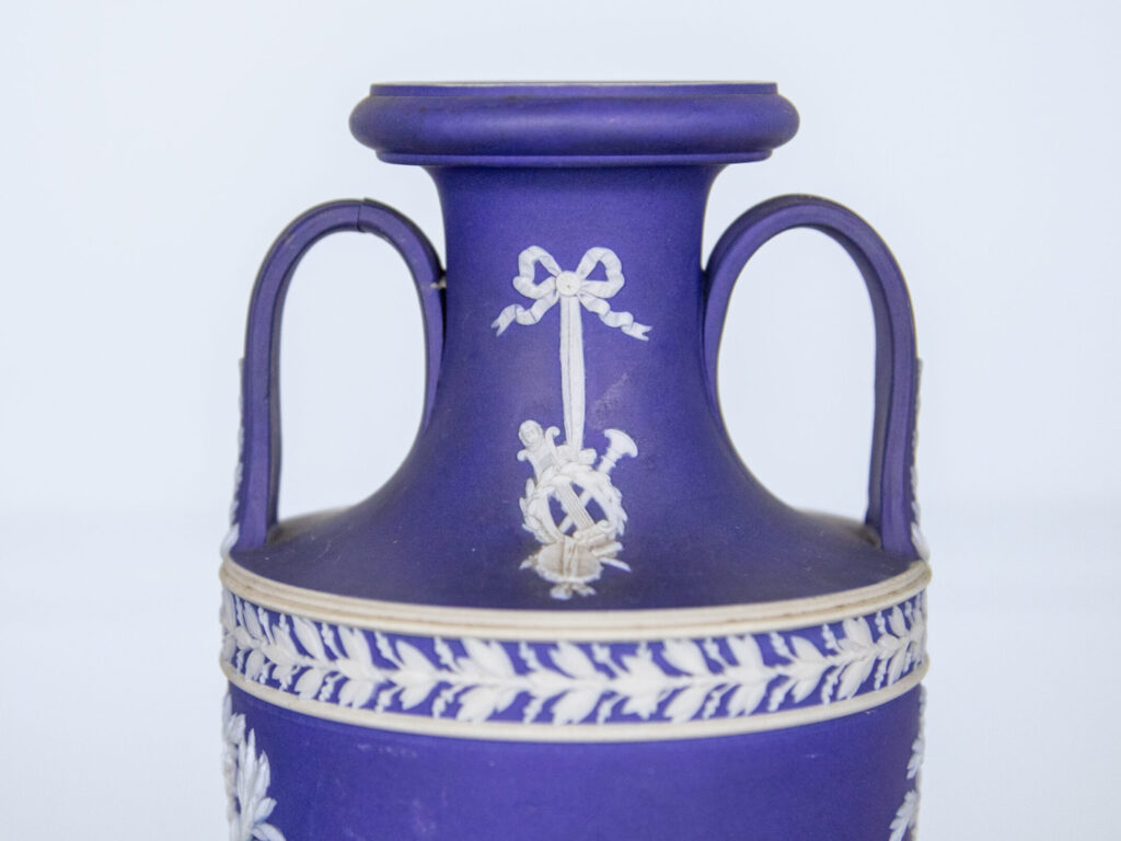 Антикварний годинник з вазами Wedgwood