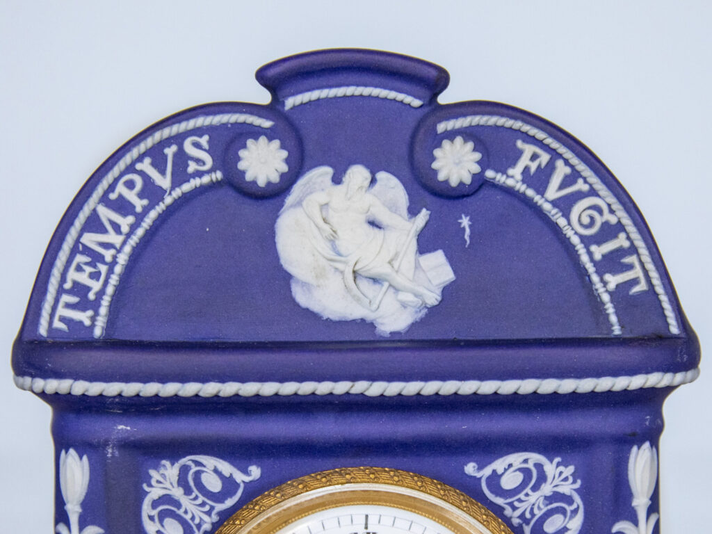 Антикварний годинник з вазами Wedgwood