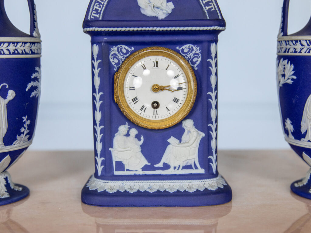 Антикварний годинник з вазами Wedgwood