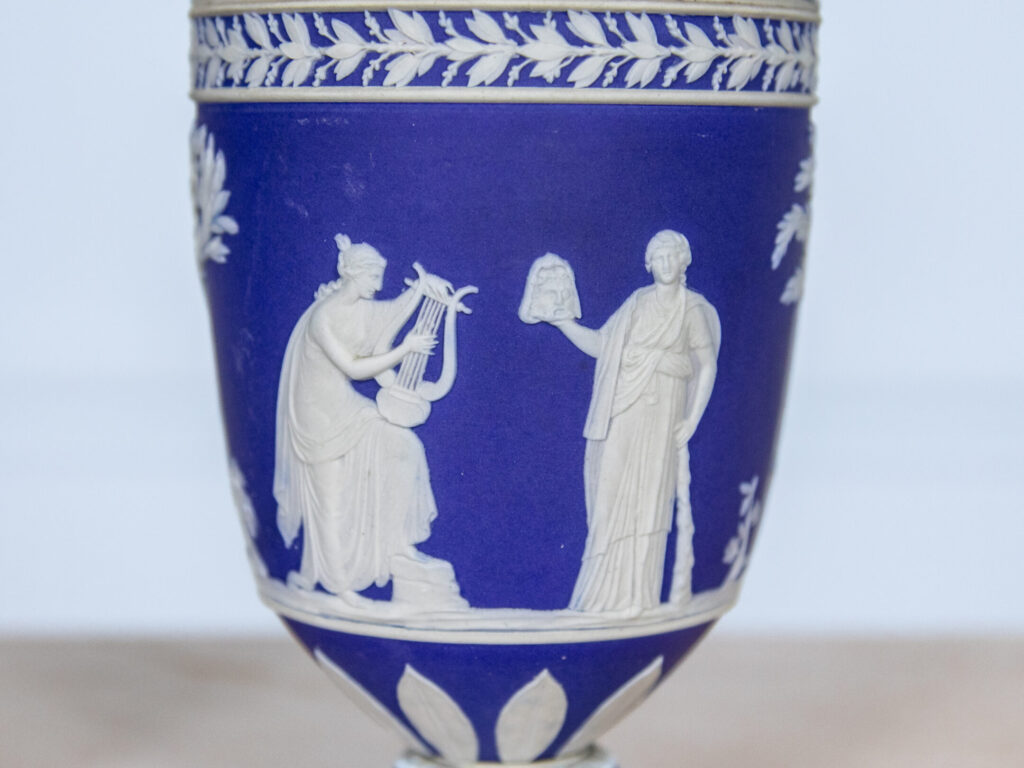 Антикварний годинник з вазами Wedgwood