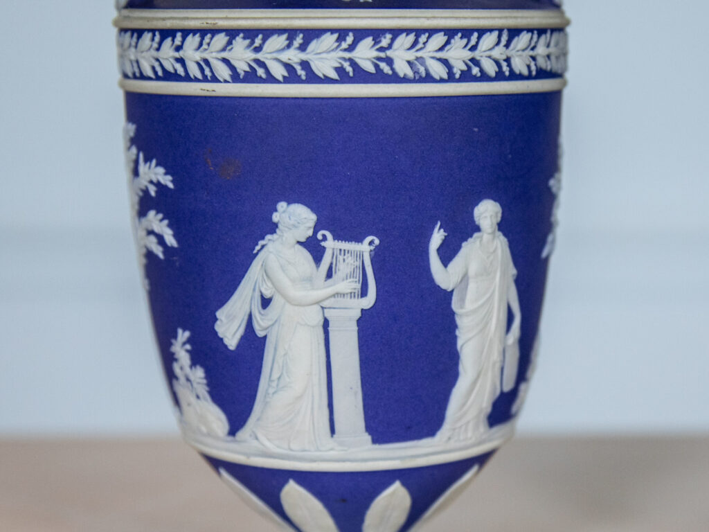 Антикварний годинник з вазами Wedgwood