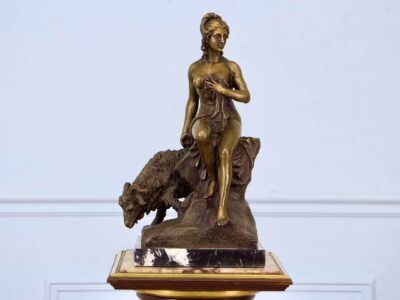 Антикварная фигура «Женская фигура на скале»
