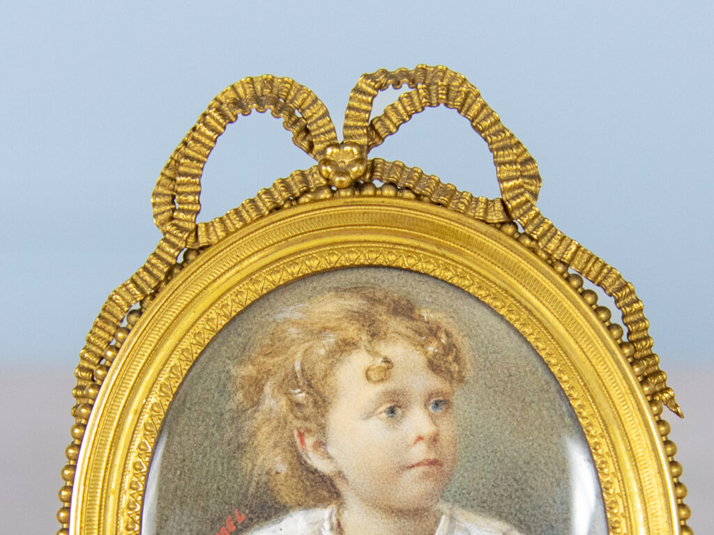 Антикварна мініатюра «Портрет дівчинки»