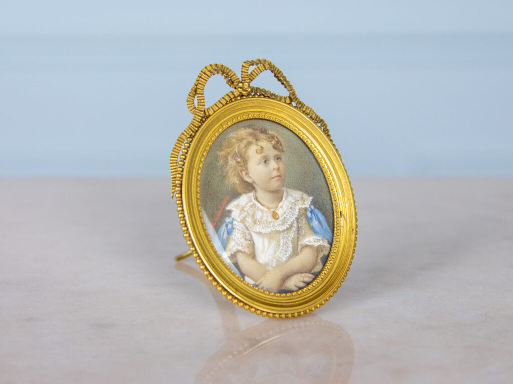 Антикварна мініатюра «Портрет дівчинки»