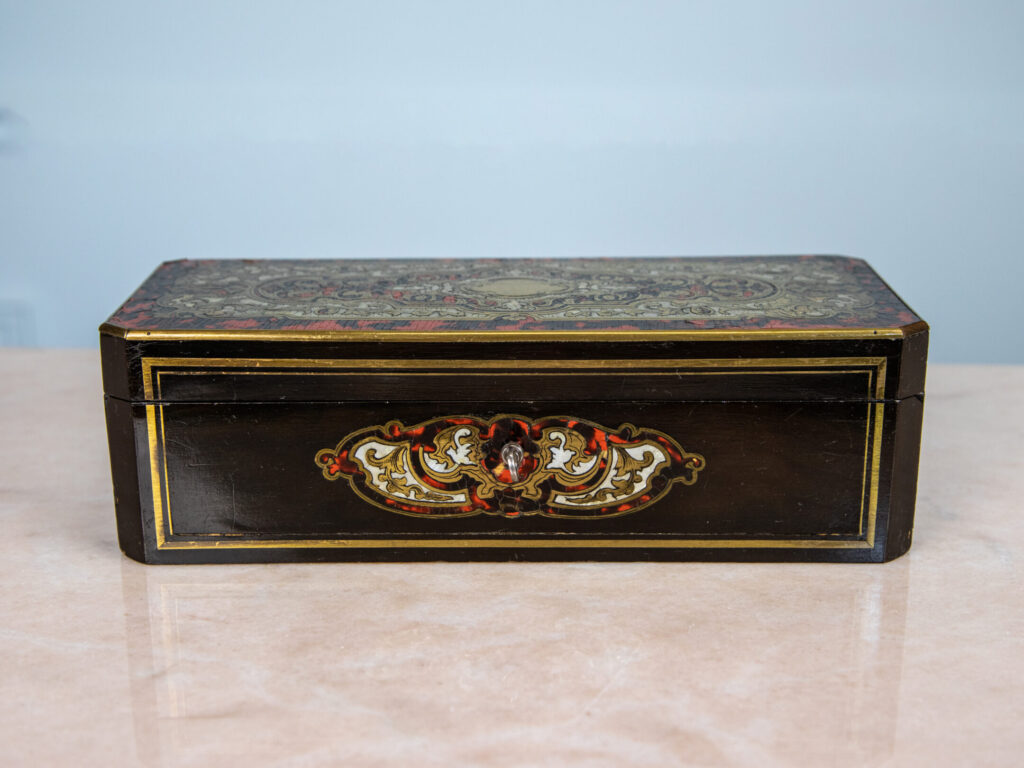 Антикварна шкатулка у стилі Буль (Boulle)