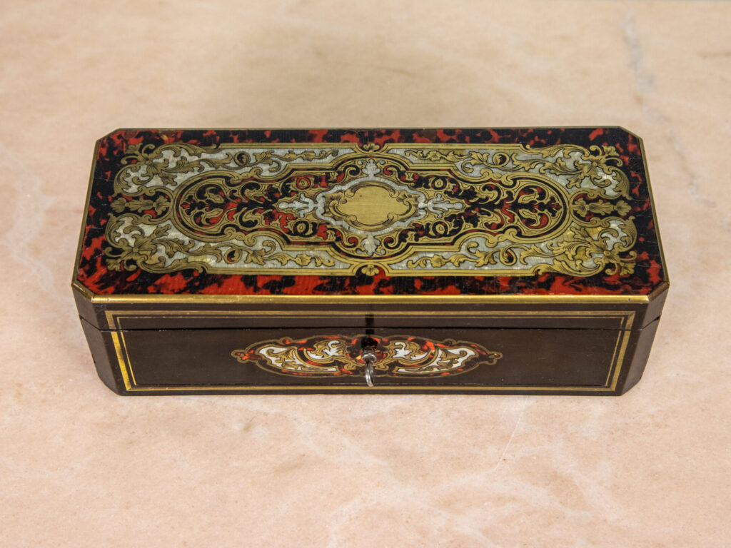 Антикварна шкатулка у стилі Буль (Boulle)