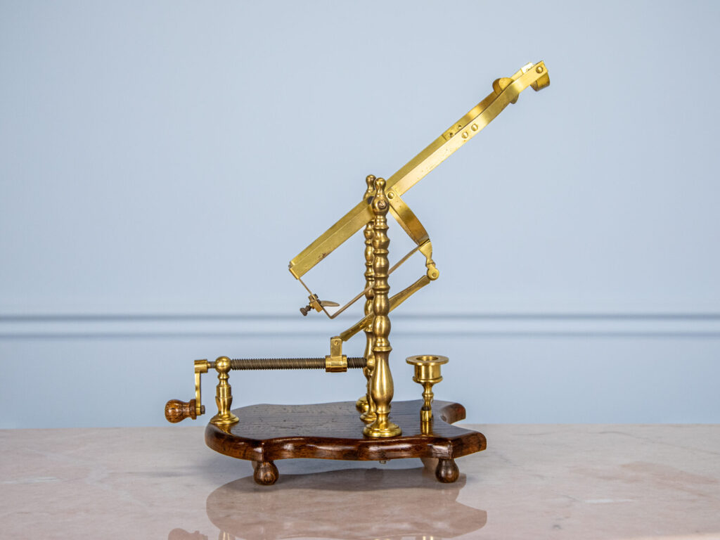 BN4A6089 – копія Вінтажний декантер на дерев’яній підставці